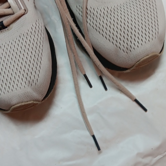 Athletic_Shoes